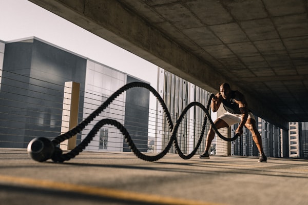 德甲拜仁慕尼黑队前锋托马斯·穆勒在进球后庆祝的瞬间